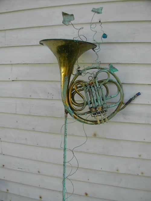 birdfeeder french horn